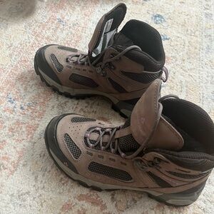 Women’s Vasque hiking boots. Size 9. Like new.
